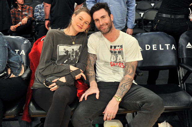 Behati Prinsloo i Adam Levine