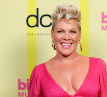 Pink chce zapłacić karę grzywny za norweskie piłkarki, które odmówiły założenia bikini. Tak wygląda siostrzeństwo!