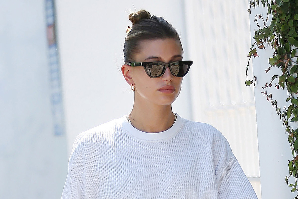 To one łączą księżną Dianę z Kim Kardashian i Hailey Bieber. Dlaczego warto je mieć w swojej szafie?