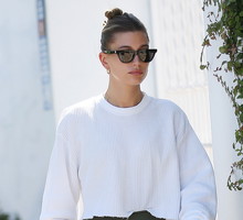 To one łączą księżną Dianę z Kim Kardashian i Hailey Bieber. Dlaczego warto je mieć w swojej szafie?