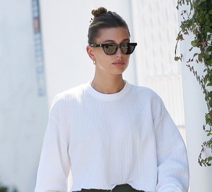 To one łączą księżną Dianę z Kim Kardashian i Hailey Bieber. Dlaczego warto je mieć w swojej szafie?