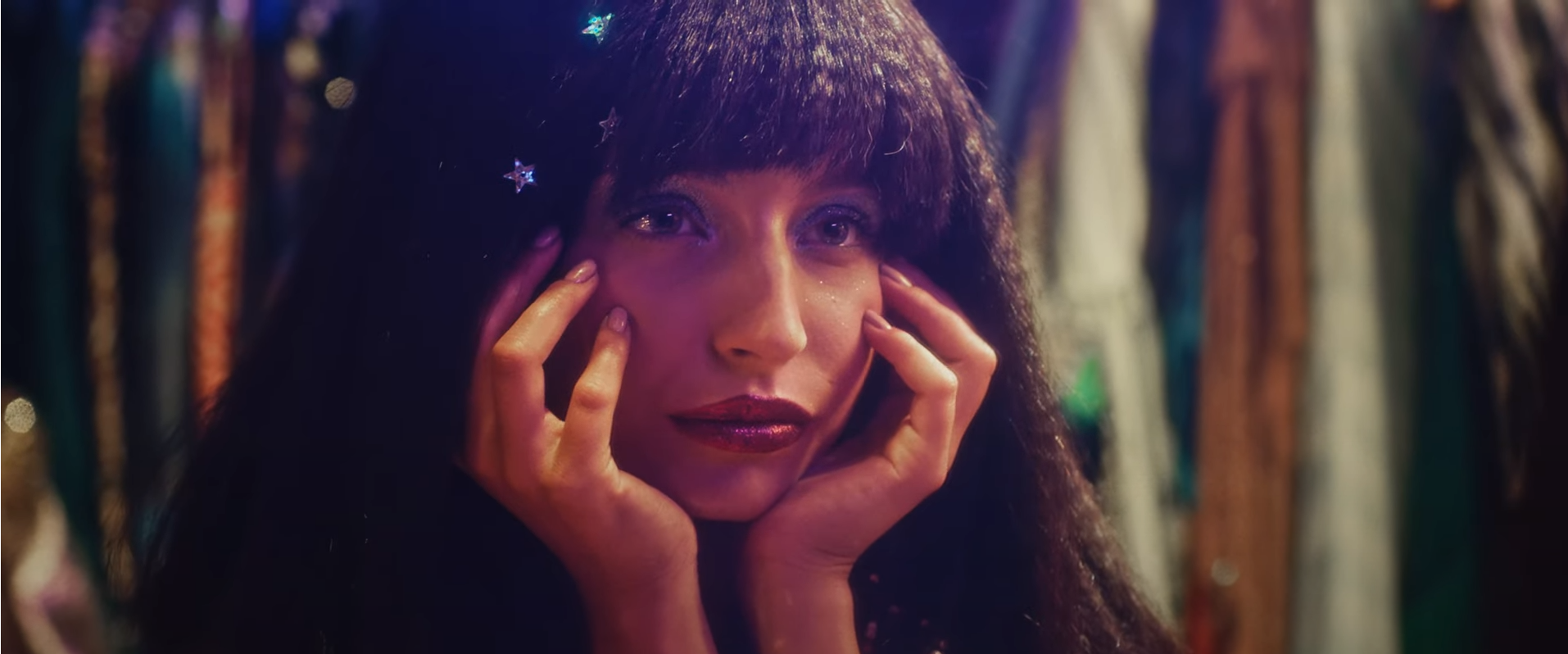 Julia Wieniawa wypuściła nowy singiel i teledysk „Na darmo”. A w nim m.in. Maffashion i Jessica Mercedes