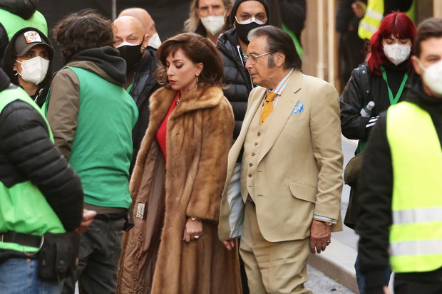 Zdjęcia z planu „House of Gucci” – historii morderstwa Maurizio Gucciego z Lady Gagą i Adamem Driverem w rolach głównych