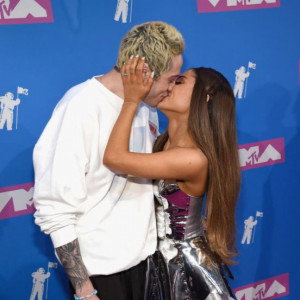Pete Davidson wyśmiał zaręczyny z Arianą Grande. Wokalistka mocno odpowiada!