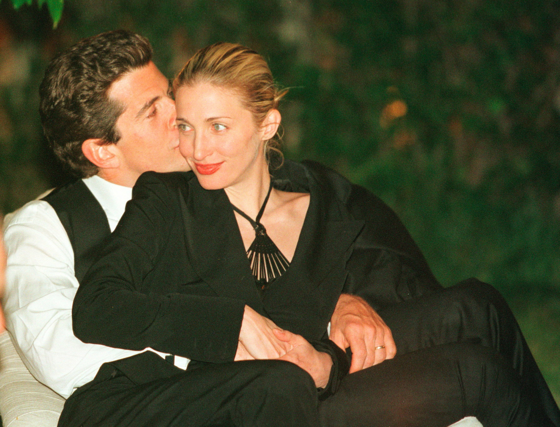 Legendarny styl Carolyn Bessette Kennedy inspiruje nawet po jej tragicznej śmierci. „Godna następczyni Jackie Kennedy” – pisała prasa o wybrance syna prezydenta Ameryki
