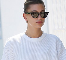To one łączą księżną Dianę z Kim Kardashian i Hailey Bieber. Dlaczego warto je mieć w swojej szafie?