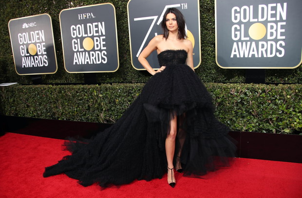 Kendall Jenner z trądzikiem na Złotych Globach