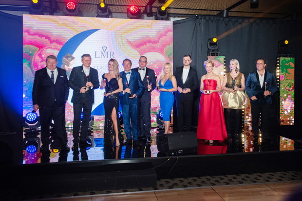 Laureaci statuetki „Twórca Polskiego Rynku Dóbr Luksusowych 2019”: Dariusz Surynt, Marcin Paździor, Agnieszka Zydroń, Piotr Pilch, Jarosław Chrobociński, Beata Drzazga, Maciej Zień, Iwona Kossmann, Aneta Larysa Knap, Paweł Trochimiuk
