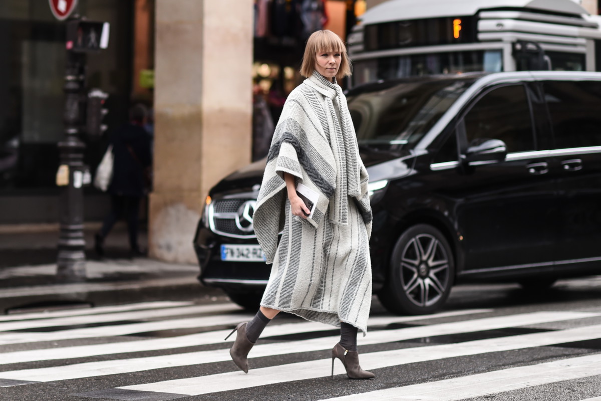 Street Style - Paris Fashion Week - Womenswear Fall/Winter 2020/2021 : Day Eight