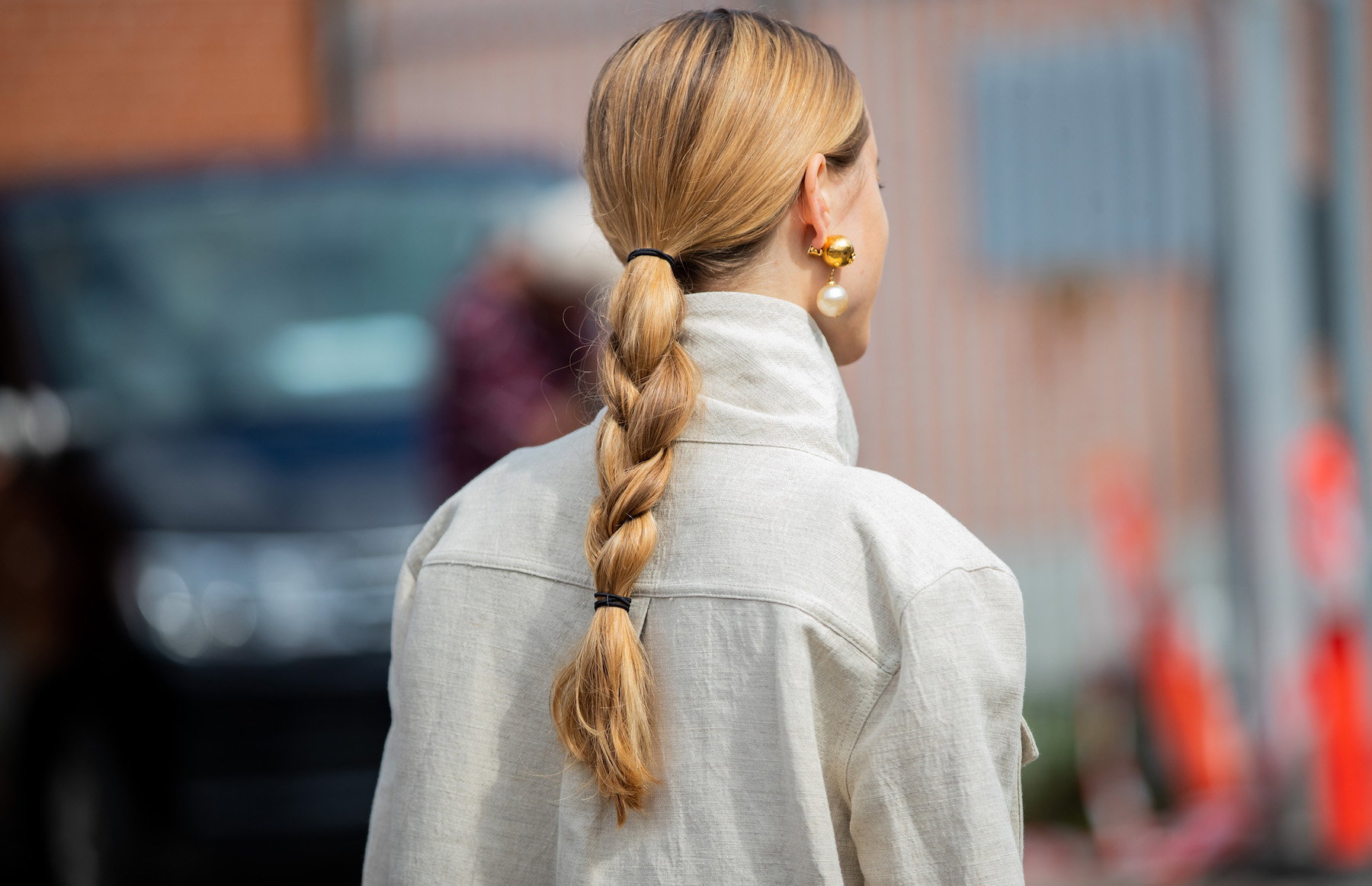 Kolczyki z perłami były hitem lata, ale jesienią wciąż modne! Wybraliśmy 10 najpiękniejszych modeli