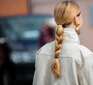 Kolczyki z perłami były hitem lata, ale jesienią wciąż modne! Wybraliśmy 10 najpiękniejszych modeli