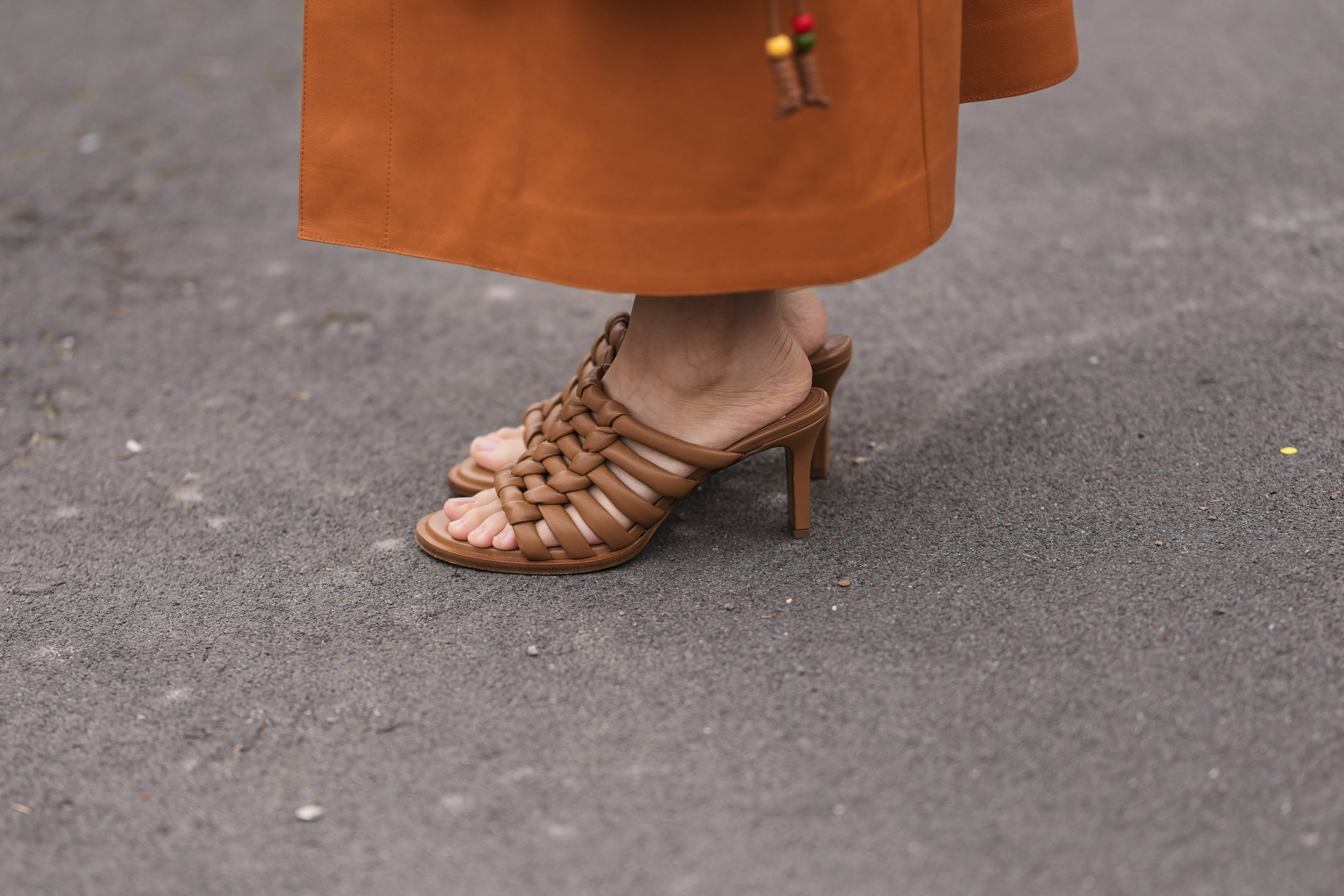 "Granny sandals" to buty, po które tego lata sięgamy do garderoby babci