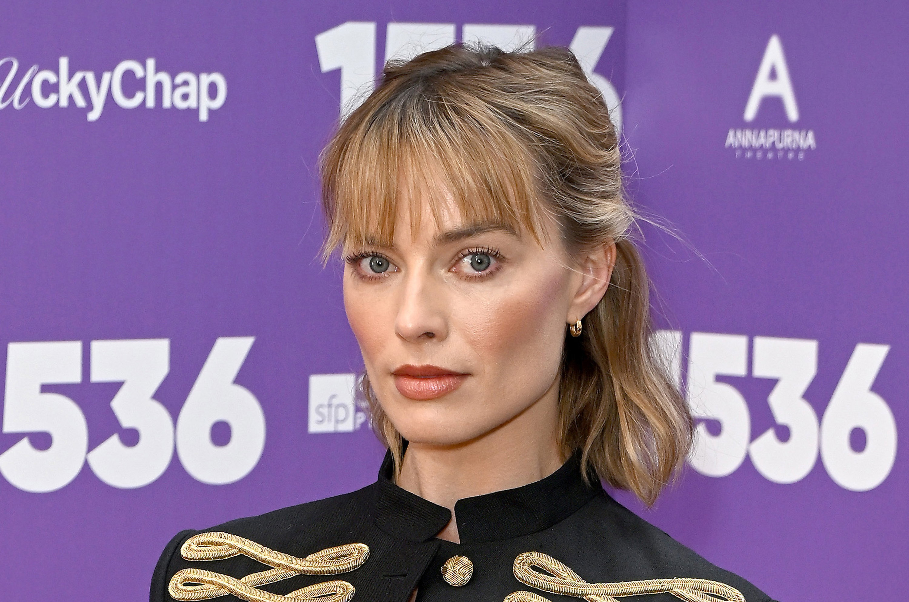 Margot Robbie zachwyciła w napoleońskiej kurtce. To nowy trend sezonu