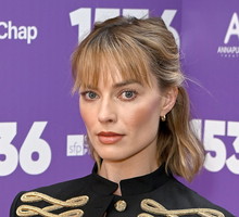 Margot Robbie zachwyciła w napoleońskiej kurtce. To nowy trend sezonu