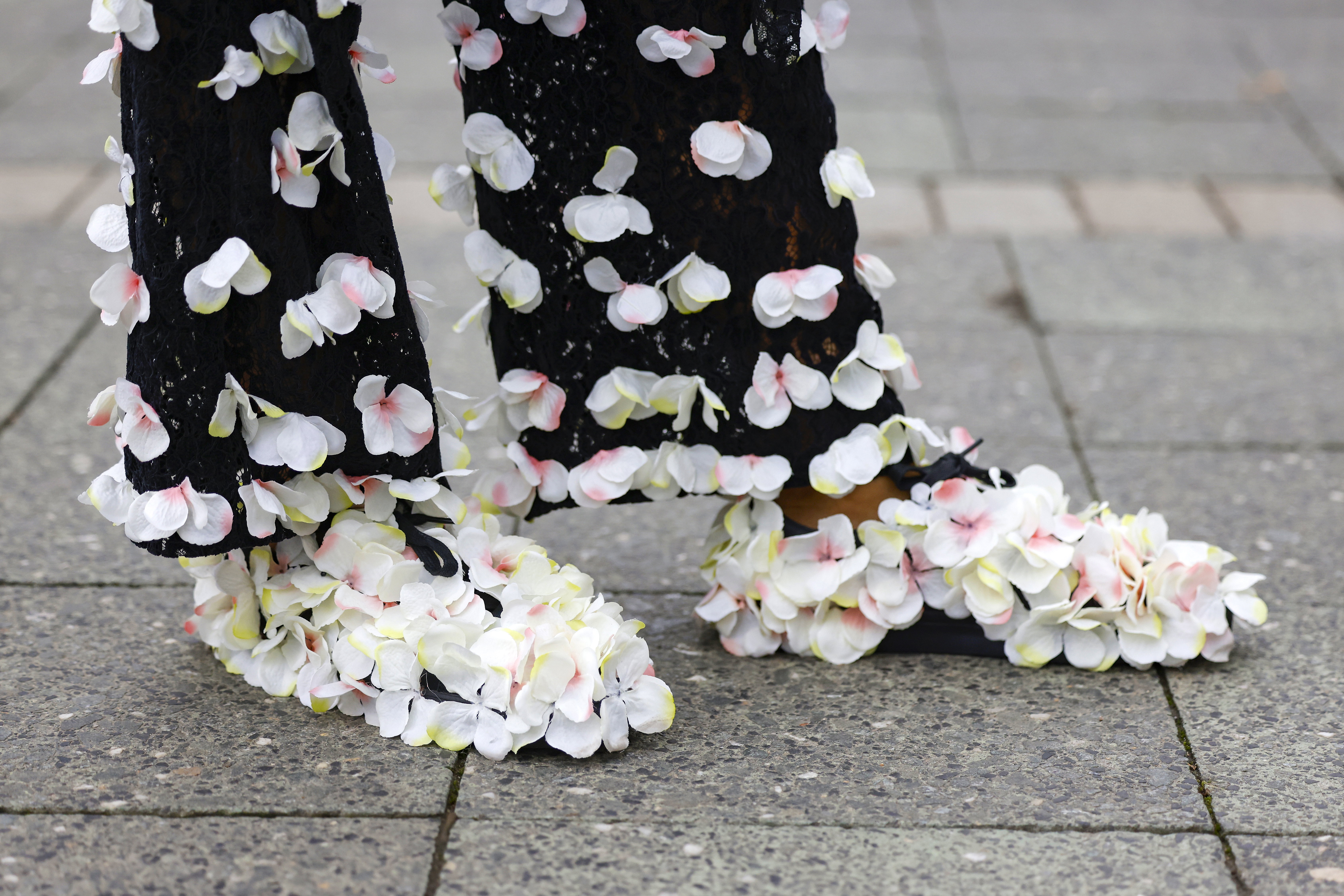 Sandały z kwiatami to najpiękniejsze buty na lato. Wybrałam 6 modeli