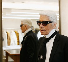 Karl Lagerfeld wykonywał swoje szkice przy pomocy palety... cieni do powiek japońskiej marki Shu Uemura. Co więcej, jej twórcy specjalnie dla dyrektora kreatywnego Chanel stworzyli nawet specjalny odcień czerwieni.