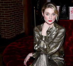 Elizabeth Debicki nie mogłaby być bardziej podobna do księżnej Diany! Są nowe zdjęcia z planu „The Crown 5”