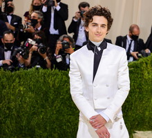 Met Gala 2021: Timothée Chalamet złamał zasady i przyszedł w... butach idealnych na co dzień. Które wcale nie kosztują majątku!