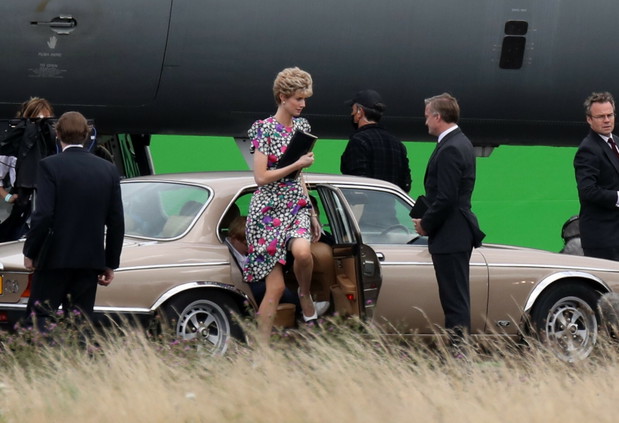 Elizabeth Debicki jako księżna Diana na zdjęciach z planu „The Crown 5”.