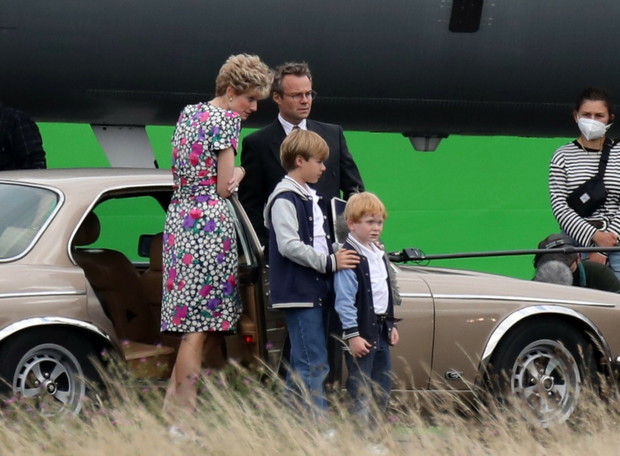 Elizabeth Debicki jako księżna Diana na zdjęciach z planu „The Crown 5”.
