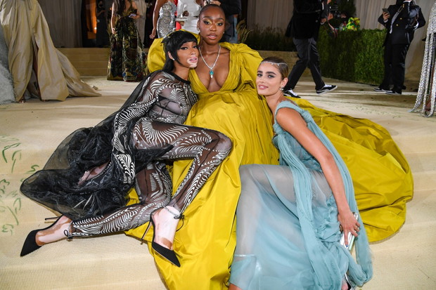 Met Gala – Stylizacje gwiazd: Winnie Harlow, Normani,Taylor Hill