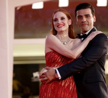 Wideo, na którym Oscar Isaac zmysłowo spogląda na Jessicę Chastain, szybko stało się wiralem. Przy nich nawet Lady Gaga i Bradley Cooper wymiękają!