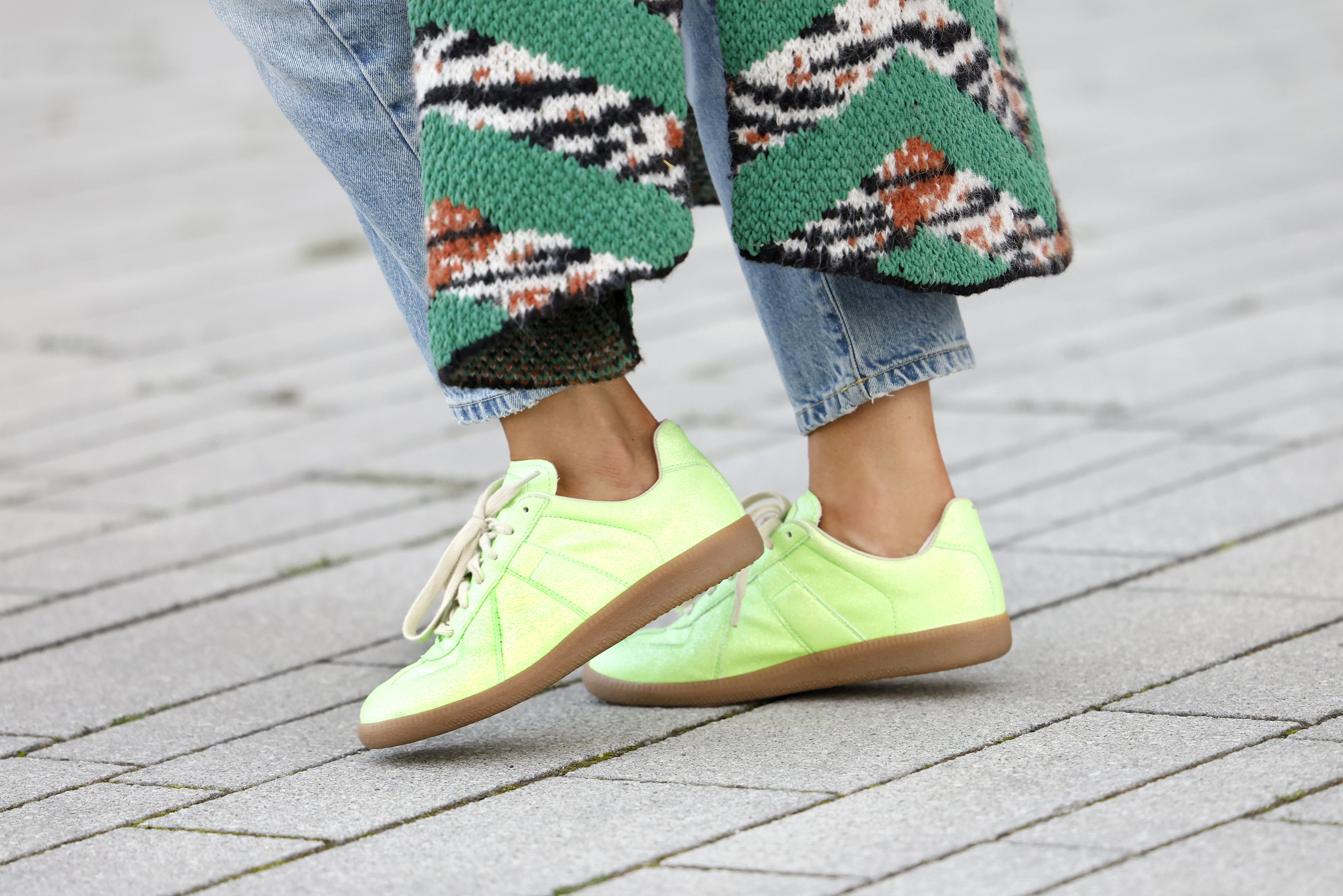 Sneakersy w odcieniu matchy to nowa obsesja świata mody!