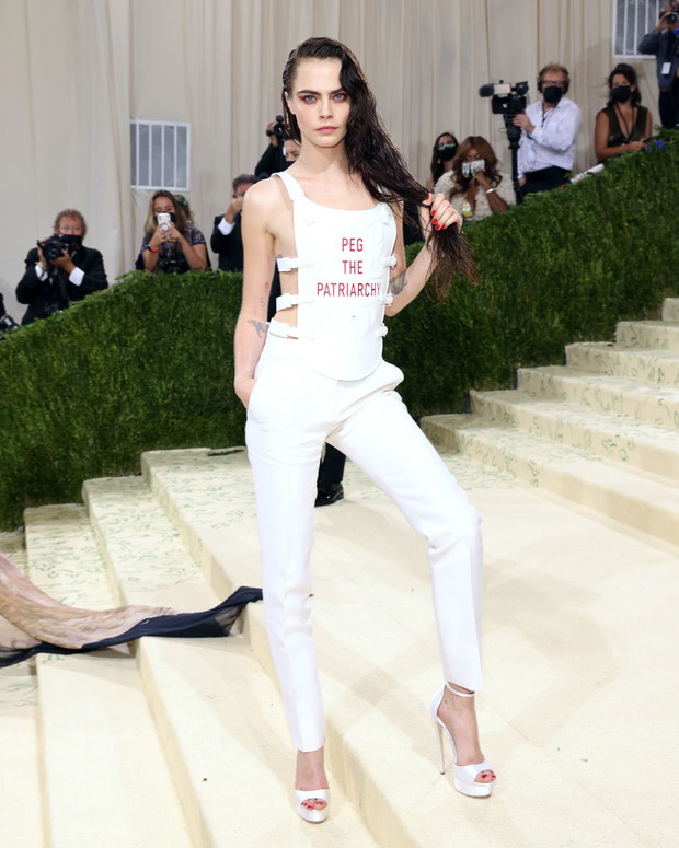 Met Gala 2021 – Stylizacje gwiazd: Cara Delevingne