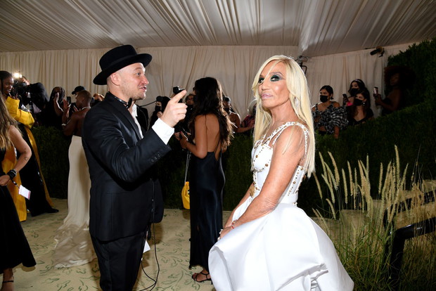 Met Gala 2021 – Stylizacje gwiazd: Donatella Versace