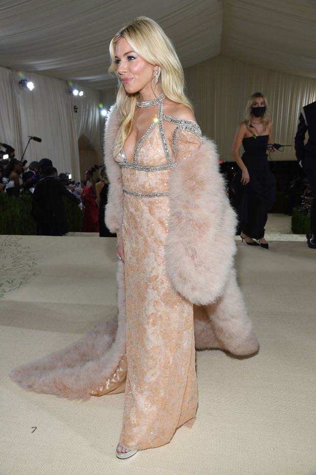 Met Gala 2021 – Stylizacje gwiazd: Sienna Miller