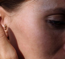 Tragus? Ten modny kolczyk noszą Scarlett Johansson, Zoe Kravitz i Charlize Theron. Jak wygląda i co warto o nim wiedzieć?