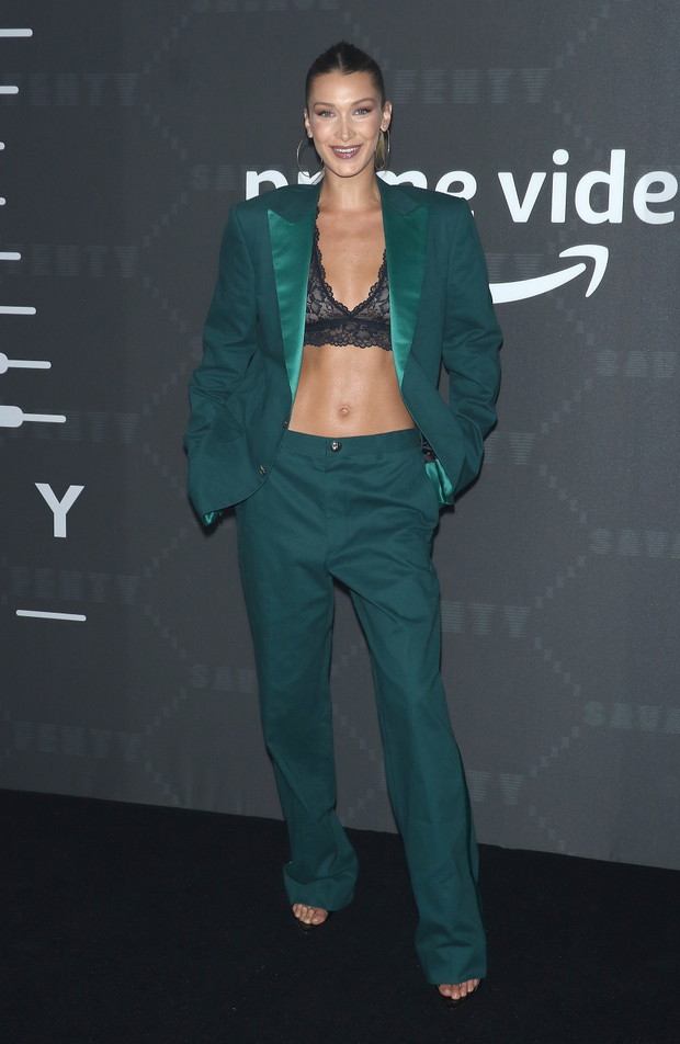 Bella Hadid w biustonoszu i damskim garniturze
