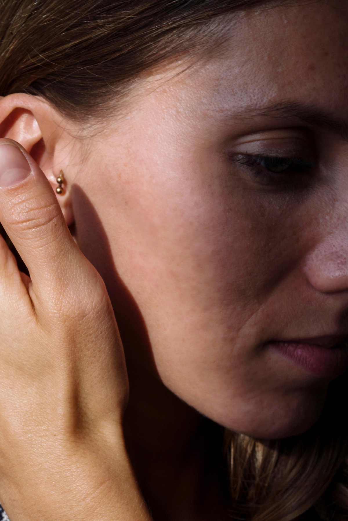 Tragus? Ten modny kolczyk noszą Scarlett Johansson, Zoe Kravitz i Charlize Theron. Jak wygląda i co warto o nim wiedzieć?