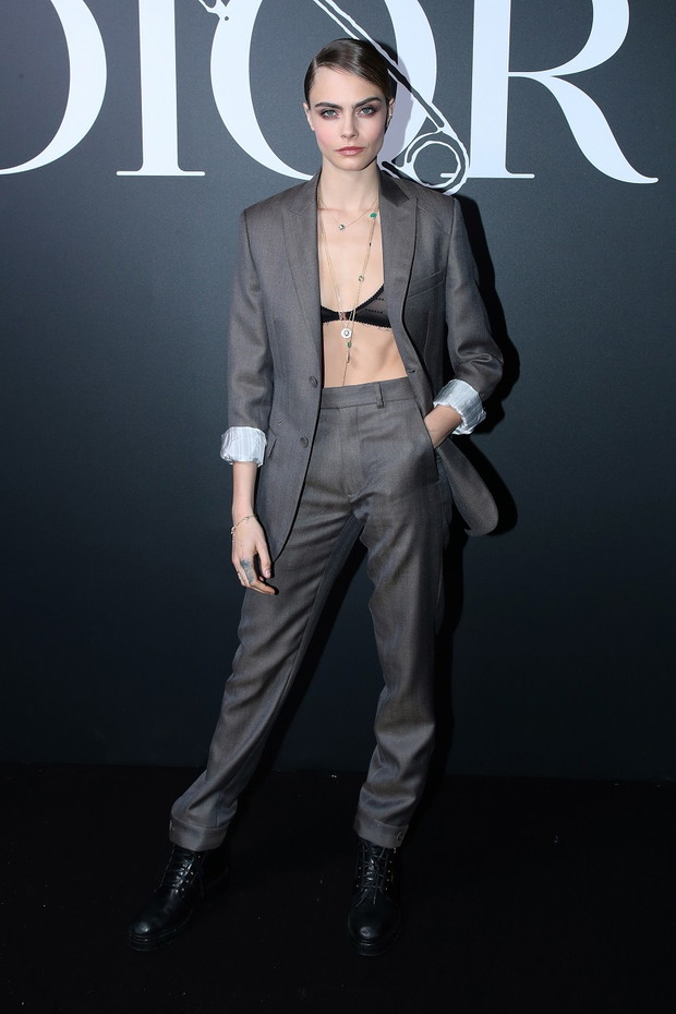 Cara Delevingne w biustonoszu i damskim garniturze