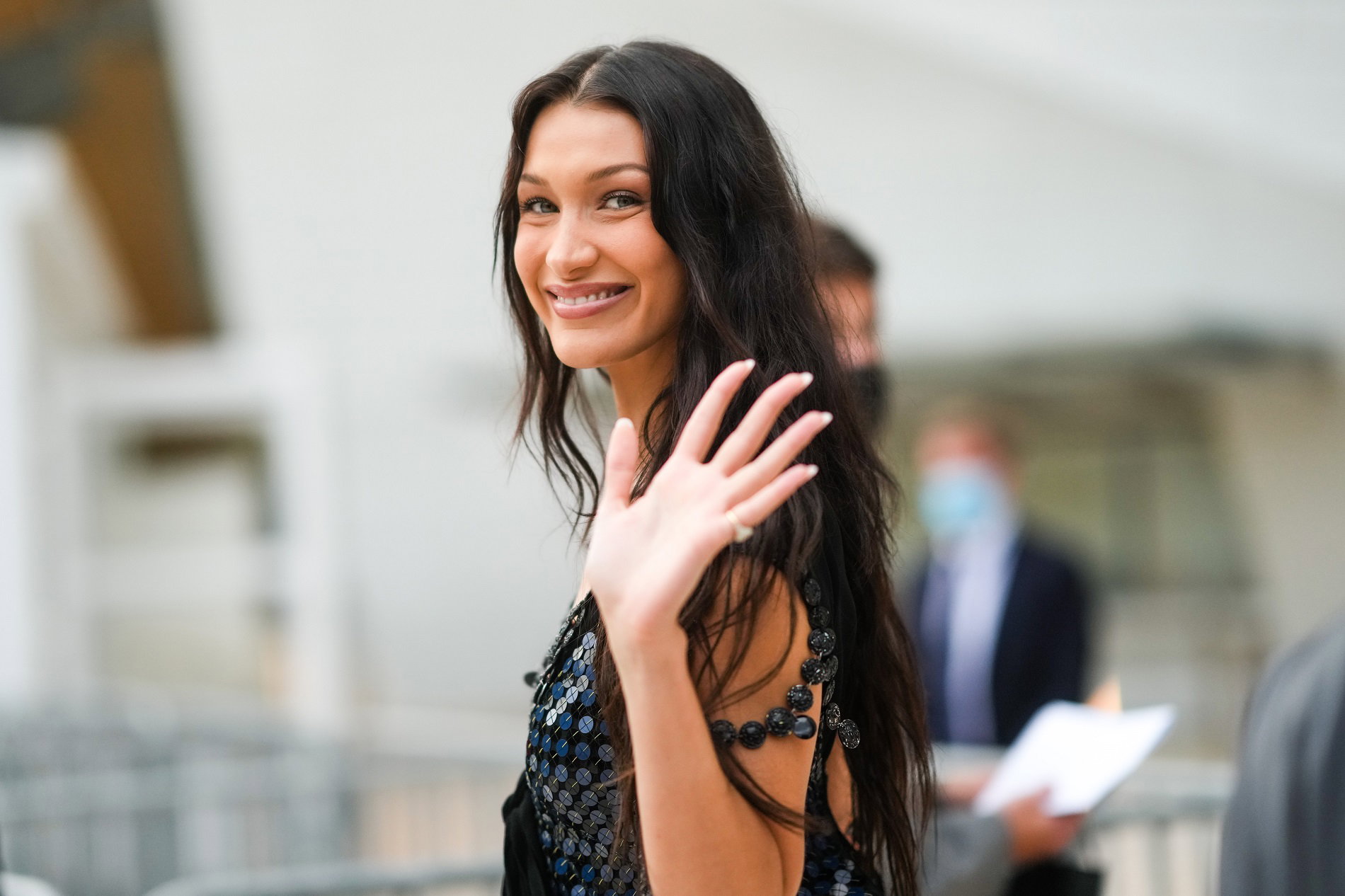 Trend w stylizacji brwi sprzed lat powraca! Teraz lansuje go m.in. Bella Hadid