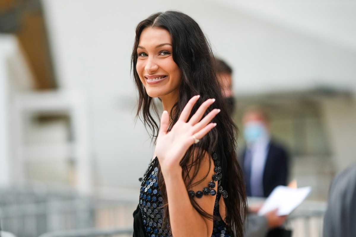 Trend w stylizacji brwi sprzed lat powraca! Teraz lansuje go m.in. Bella Hadid