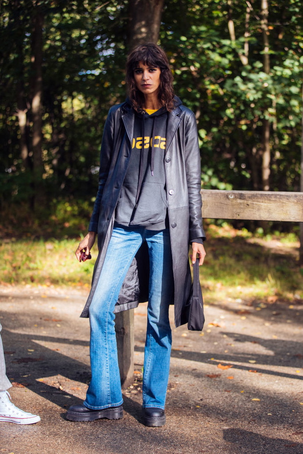 Street Style : Day Three - Paris Fashion Week - Womenswear Spring Summer 2022