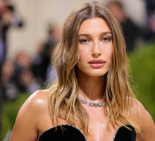 Jak nosić marynarkę jesienią 2021? Najmodniejszy sposób lansuje Hailey Bieber
