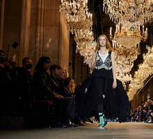 Na pokazie Louis Vuitton na wiosnę-lato 2022 pojawiły się komplikacje. Dziś mówi się tylko o tym. Co się stało?