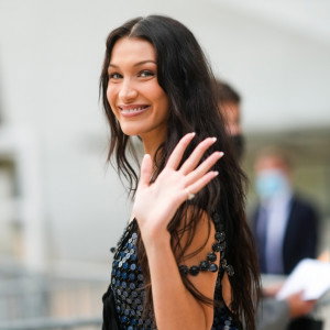 Trend w stylizacji brwi sprzed lat powraca! Teraz lansuje go m.in. Bella Hadid