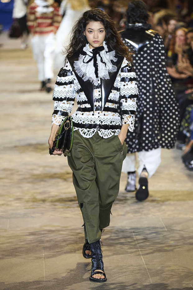 Pokaz Louis Vuitton na wiosnę-lato 2022 podczas Paris Fashion Week.