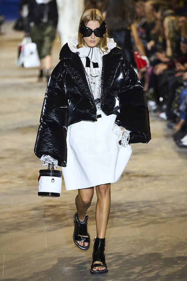 Pokaz Louis Vuitton na wiosnę-lato 2022 podczas Paris Fashion Week.