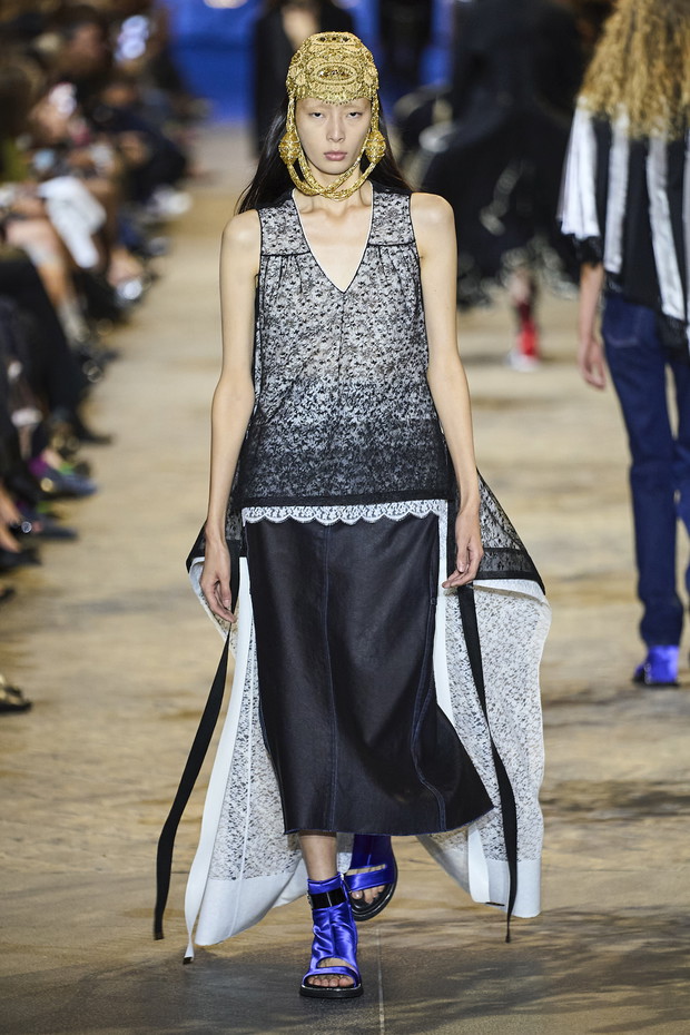Pokaz Louis Vuitton na wiosnę-lato 2022 podczas Paris Fashion Week.