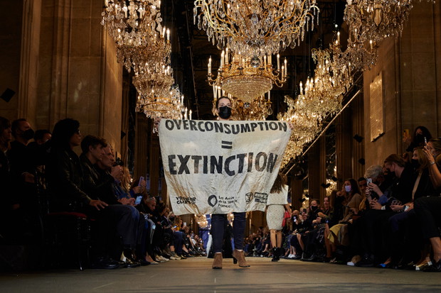 Protest ekologiczny podczas pokazu Louis Vuitton na wiosnę-lato 2022