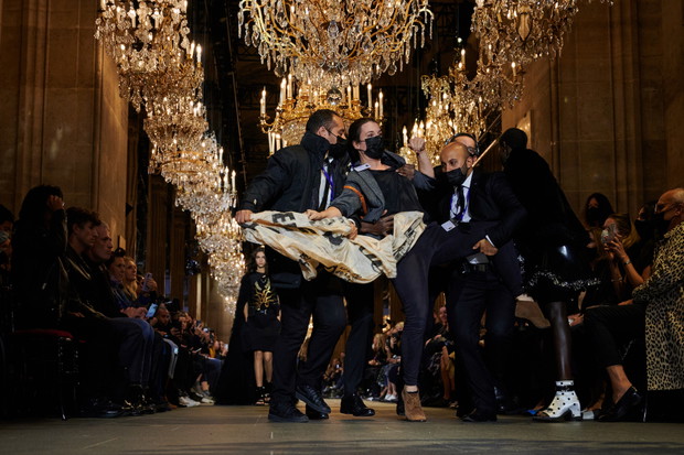 Protest ekologiczny podczas pokazu Louis Vuitton na wiosnę-lato 2022