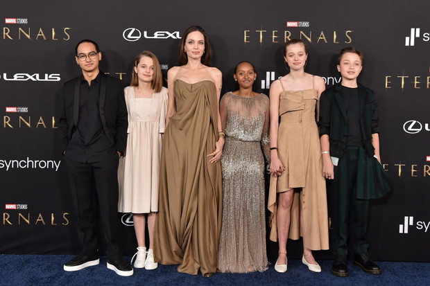 Angelina Jolie z 5. dzieci na premierze „Eternals”.