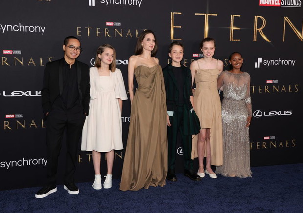 Angelina Jolie z 5. dzieci na premierze „Eternals”.