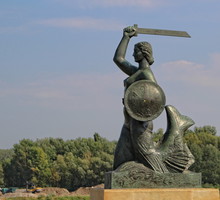 Syrenka wzięła wolne i opuściła na jeden dzień pomnik. Sprawdź, dlaczego warto pójść w jej ślady!