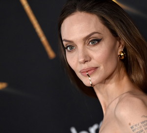 Angelina Jolie zabrała 5 swoich dzieci na premierę „Eternals”. Z tej okazji Zahara założyła sukienkę,w której jej mama przed laty pojawiła się na Oscarach!