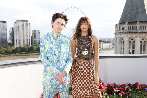 Zendaya w modnej fryzurze z grzywką